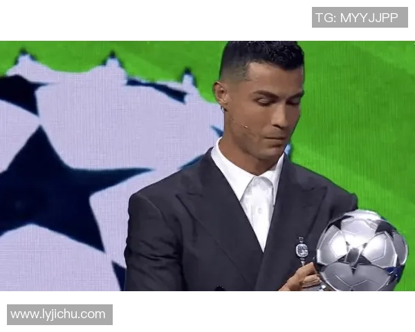 欧冠赛场惊现奇葩事件球迷闯入抢夺C罗珍贵球衣 欧冠赛场惊现奇葩事件球迷闯入抢夺C罗珍贵球衣